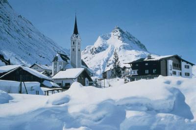 Een impressie van wintersport in Galtur><br>
<i>Een impressie van de wintersport in Galtur</i><br>
<br>
<h3>Bereikbaarheid Galtur</h3>
Galtur ligt op 932 kilomter vanaf Utrecht. Het grootste deel van de route leidt over de snelweg. 
De laatste 36 kilometer dienen echter over de provinciale weg afgelegd te worden. Dit is ongeveer 45 minuten rijden.<br>
Het dichtstbijzijnde treinstation is het station van Landeck.<br>
<br>
<script type=